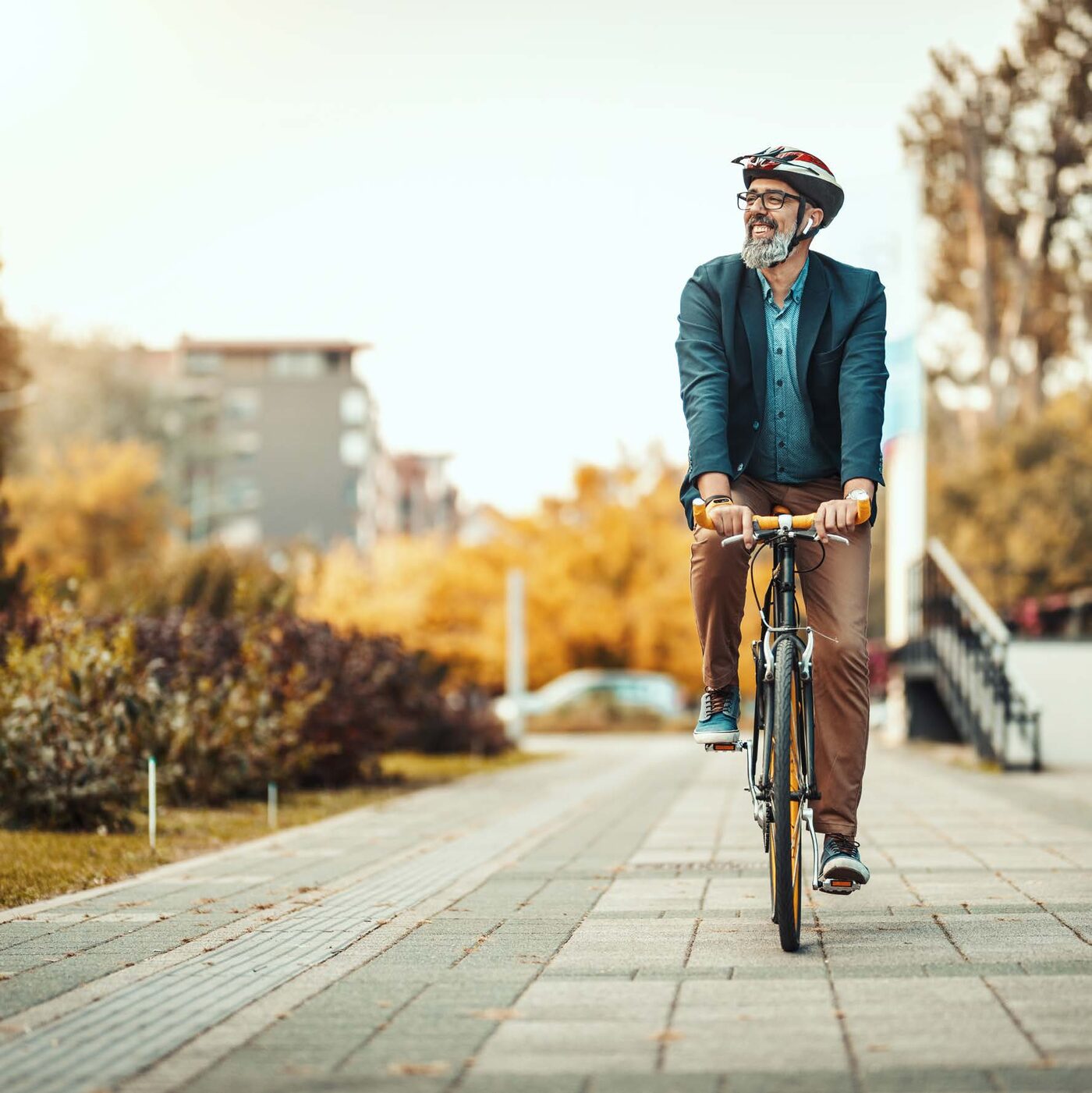 Ciclista em via arborizada do Vivapark