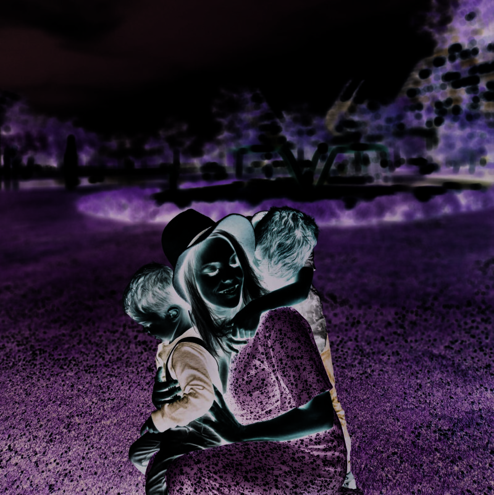 Família se abraçando no bairro parque